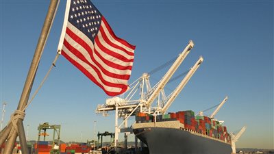 كيف تؤثر الرسوم الجمركية على الاقتصاد المصري؟.. خبراء يكشفون لـ «نيوز رووم»