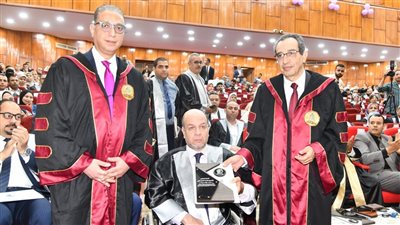محافظ الفيوم ورئيس الجامعة يشهدان الاحتفال بعيد العلم السابع عشر