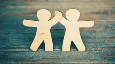 ما هو حكم الأخوة بين الرجل والمرأة الأجنبيين؟.. اعرف الضوابط والحدود الشرعية