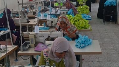 بأيدي نساء الصعيد.. قصة أول مصنع للملابس الجاهزة للأطفال في قنا (صور)