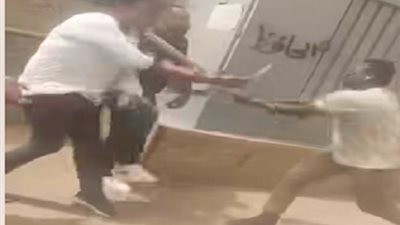 فيديو صادم.. حراس مدرسة يعتدون بالضرب بالشوم علي شاب ووالده بجسر السويس