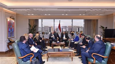 العمل تبحث سبل التعاون مع اليونان في البناء والتشييد والصيد