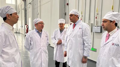رئيس الرعاية الصحية يزور أكبر مصنع عالمي لإنتاج الألبومين