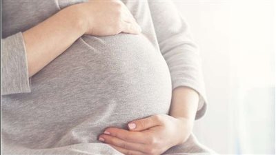 منها تسمم الدم.. طبيبة نسا لـ