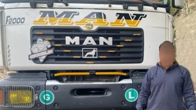 عرض حياة المواطنين للخطر.. ضبط سائق نقل بحمولة 