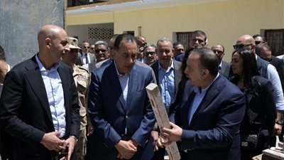 رئيس الوزراء يتفقد مدرسة أسيوط الثانوية الزخرفية ومعرض منتجات التعليم الفني