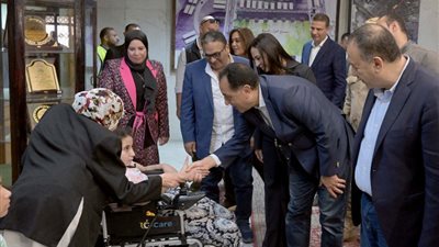 رئيس الوزراء يختتم زيارته إلى أسيوط بهدية لـ « ذوي الهمم»