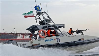 رصد استخباراتي بمياه الخليج.. إيران تحتجز سفينتين لتهريب الوقود في مياه بوشهر