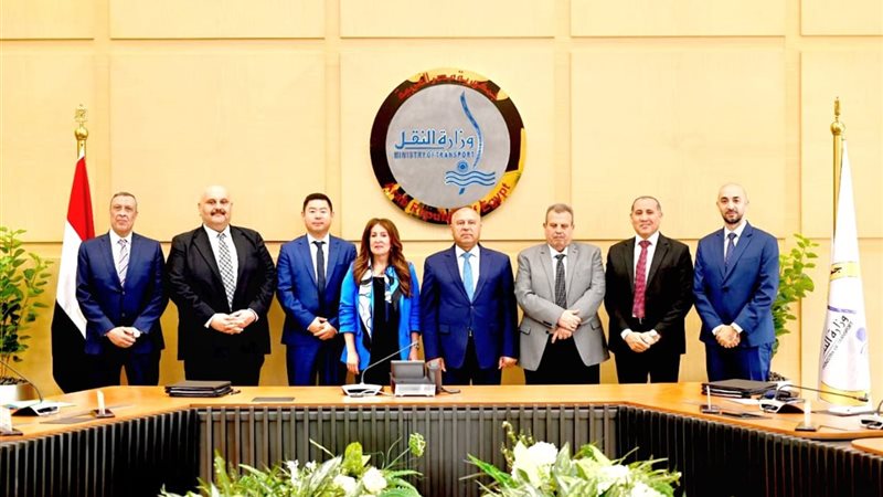 خلال توقيع العقود