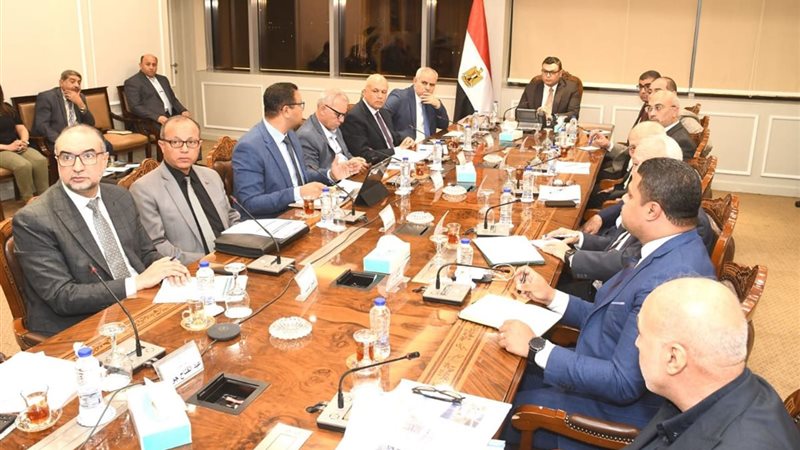 وزير الإسكان يتابع