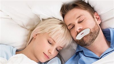 شرائط لاصقة ضد الشخير.. هل فعلاً بتحل المشكلة ولا موضة وخلاص؟