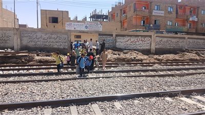 أهالي دشنا :المشاية المعدنية تنقذ الأهالي من الموت علي قضبان السكة الحديدية 