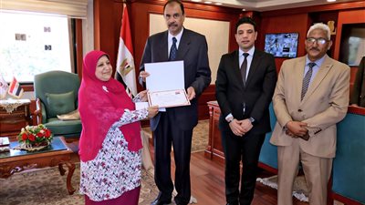 ضمن احتفالات العيد القومي.. محافظ سوهاج يكرم الفائزة بلقب 