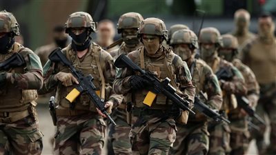 بريطانيا وفرنسا يدرسان تشكيل قوة عسكرية لمواجهة عدوان روسيا وضمان أمن أوكرانيا