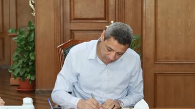 محافظ السويس يعتمد التعريفة الجديدة لسيارات الأجرة للخطوط الداخلية والخارجية