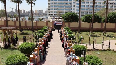 محافظ سوهاج يسلم 25 جهاز عروس ضمن احتفالات العيد القومي (صور)