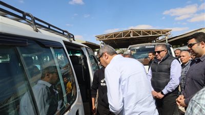 محافظ السويس يتفقد سير العمل بالموقف الاقليمي ومحطات الوقود (صور)