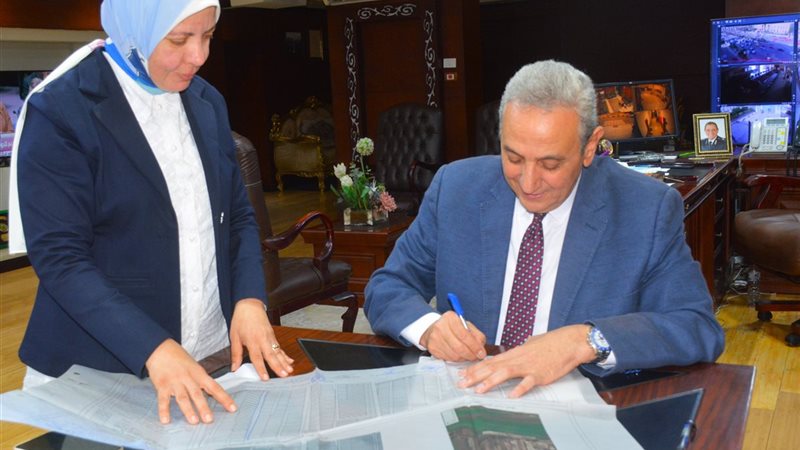 محافظ الغربية أثناء