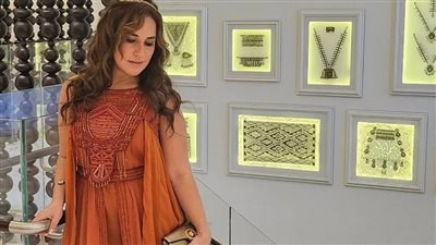 بإطلالة عربية ..شيري عادل تتألق بفستان برتقالي من مهرجان الفجيرة|صور