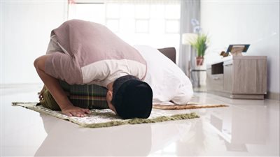 هل تحسب صلاة الجماعة فى البيت مع الزوجة؟.. دار الإفتاء توضح الحكم