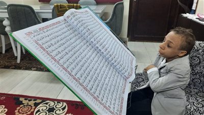 يعيش بمعدة طفل وعقل رجل.. مهند وزنه 650 جراما ويعشق التمثيل بطريقة كوكسال بابا