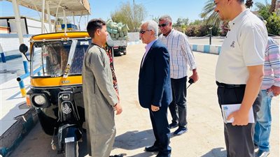 سكرتير عام قنا يتفقد مواقف السيارات ومحطات الوقود بمركز قفط  (صور)