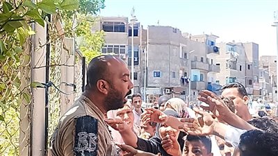 عادة أسبوعية.. شاب يوزع العيش والحلوى على الزائرين بمسجد عبدالرحيم القنائي