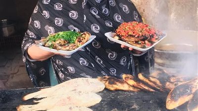 قصة كفاح على دخان السمك.. أم محمد: بصحى الفجر عشان أربي ولادي بالحلال