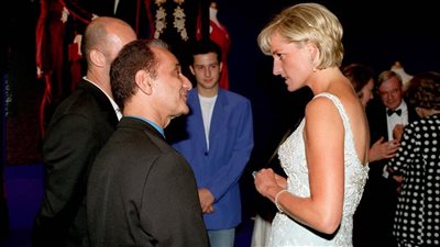 شاهد أشهر فساتين الملكة ديانا.. بعد رحيل مُصممها ديفيد ساسون 