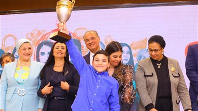 وزيرة التضامن تهدي الطفل علي البيلي بطل مسلسل لام شمسية كأس مصر