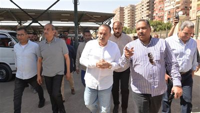 محافظ أسيوط يتفقد مواقف السرفيس ومحطات الوقود للتأكد من الالتزام بالتعريفة 