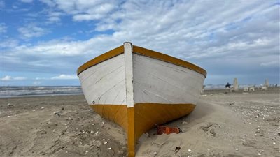 لليوم الثاني.. توقف رحلات الصيد على شاطئ بورسعيد بسبب ارتفاع أمواج البحر |صور