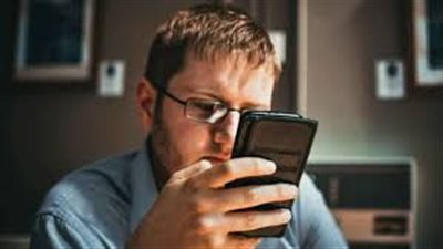 دراسة تكشف: تأثير الهواتف الذكية على الوعي الجسدي وزيادة الوزن