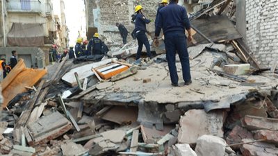 البحث جاري عن المفقودين.. انهيار عقار قديم بمنطقة اللبان بالإسكندرية