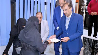 محافظ سوهاج يسلم 100 كفالة للأسر الأولى بالرعاية |صور