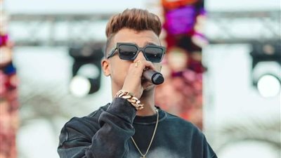 خناقة كبارية.. هروب عصام صاصا بعد تحطيم سيارته بالمعادي