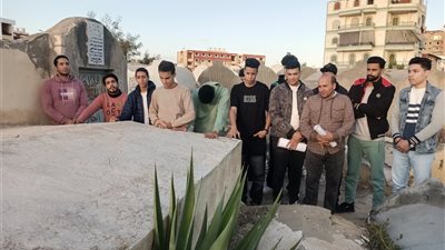 فرقة الجندي المسرحية تحيي ذكرى وفاة الفنان الراحل بزيارة قبره |صور