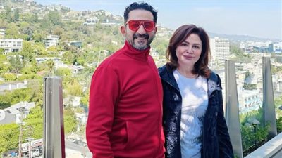 إلهام شاهين تشارك جمهورها بصور مع أحمد حلمي بشوارع لوس انجلوس
