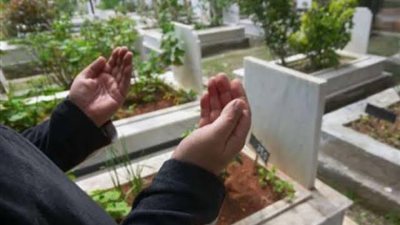 زيارة قبور الوالدين وقراءة القرآن لهما كل جمعة.. حكمها ودعاء عن النبي لا تغفله