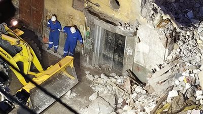 انتشال جثة سيدة بالعقار المنهار في اللبان الإسكندرية