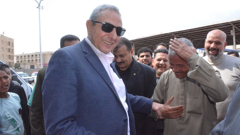 صورة أثناء جولة المحافظ