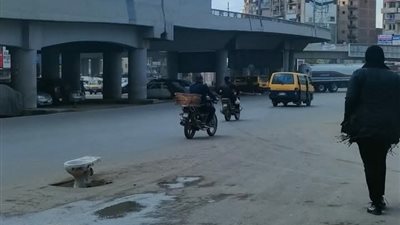 بغطاء الحمام.. فاعل خير ينقذ المواطنين من السقوط في بالوعة مكشوفة بالمحلة