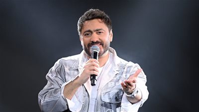 تامر حسني يشعل العاصمة الإداية بحفل عالمي لطلاب جامعة UH البريطانية | صور