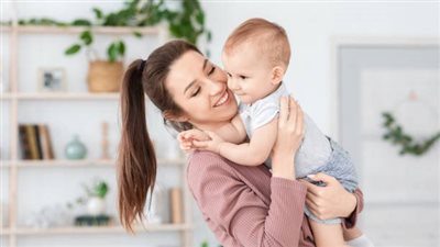 أمومة الأمس واليوم.. كيف تأثرت بالزمن والتكنولوجيا؟