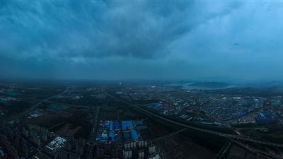 عواصف رعدية ورملية وثلوج تعطل خدمة القطارات ورحلات الطيران في الصين| صور