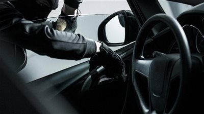 سرقة ٥٠ ألف دولار وبطاقات بنكية من داخل سيارة بالشيخ زايد 