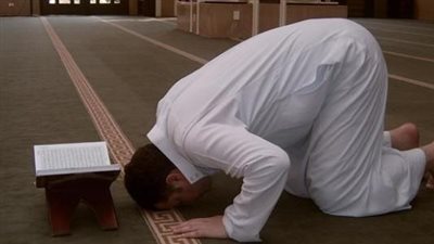 ما حكم السجود على قدم المصلي عند الزحام الشديد .. وهل يجب إعادة الصلاة؟