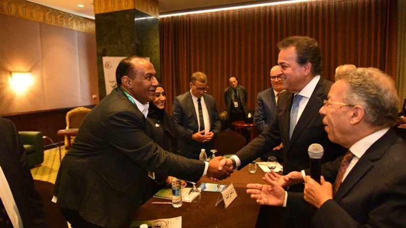 وزير الصحة مع الدكتور