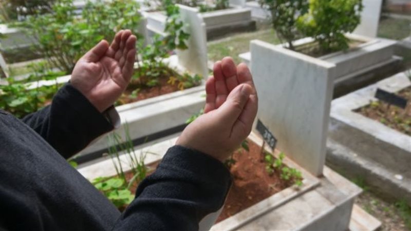 الدعاء للميت