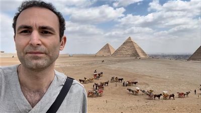 من أمام الأهرامات .. ممثل مصري بريطاني يدعم فلسطين ويطالب بوقف الإبادة